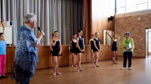 Yoanda带领芭蕾舞小演员们给养老院的老人们表演芭蕾舞